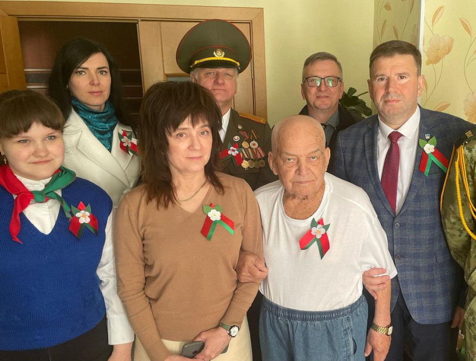 Поздравления с наступающим Днём Победы сегодня принимал ветеран Великой Отечественной войны Коваль Алексей Владимирович. 
