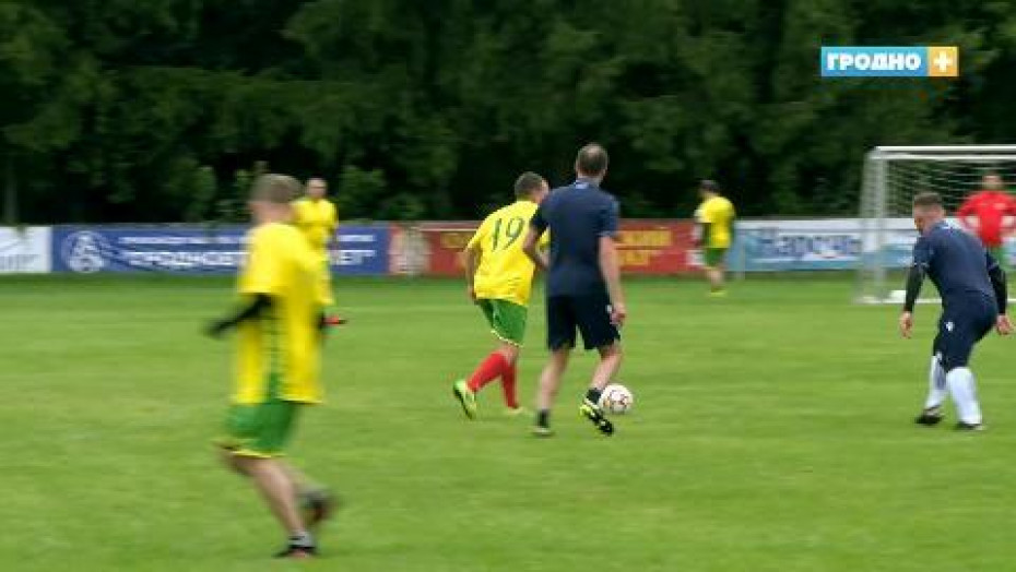 В Гродно состоялся дружественный матч по футболу между командами мэра города и Тенгиза Думбадзе из Минска