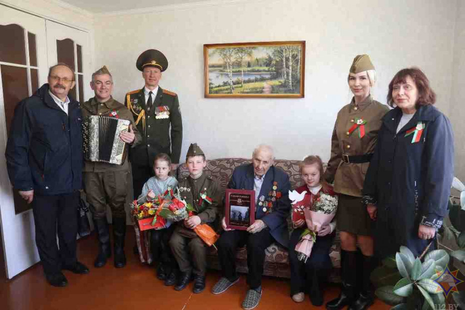 В канун празднования Дня Победы встретились поздравить ветерана Великой Отечественной войны Петра Владимировича Гаврилика