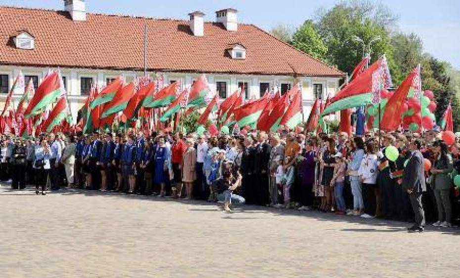 В Гродно прошел торжественный митинг, посвященный Дню Государственных флага, герба и гимна Республики Беларусь